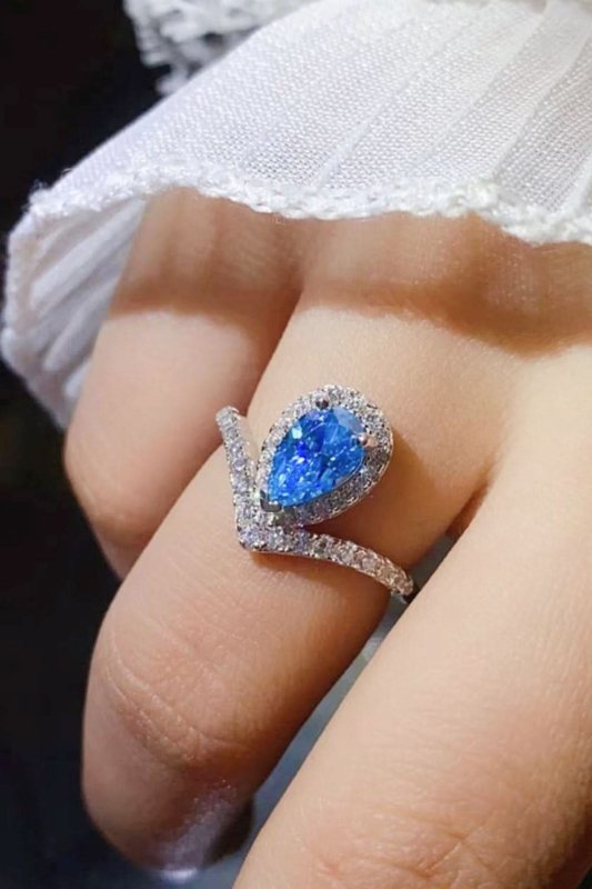 1 Carat Pear Shape Moissanite Heart Ring - ShalayeFashion