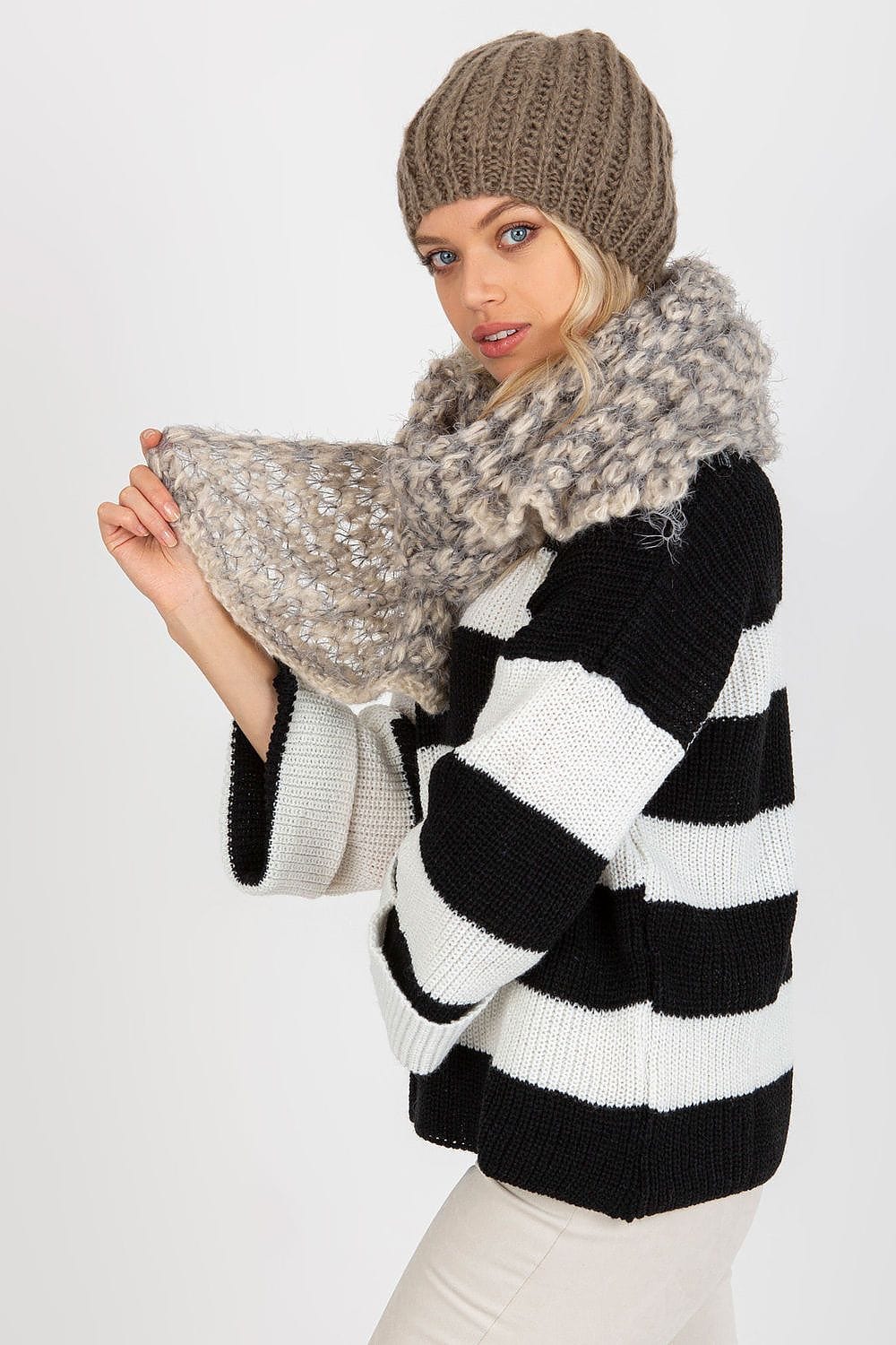 Elegant Warm Women’s Knitted Scarf - ShalayeFashion