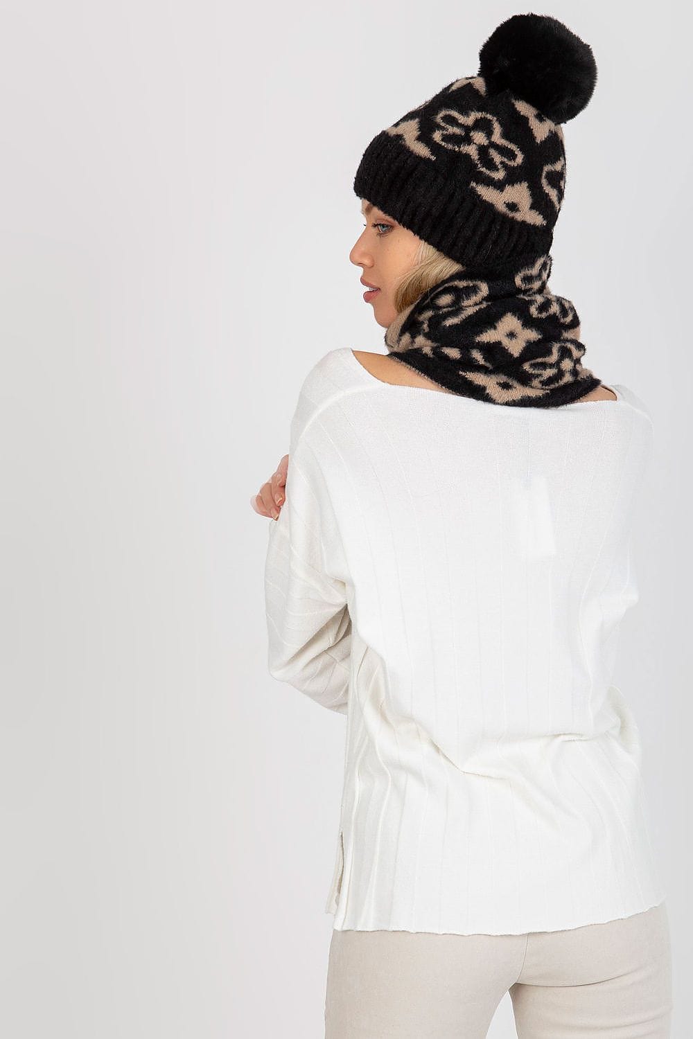 Elegant Women’s Patterned Knit Scarf - ShalayeFashion