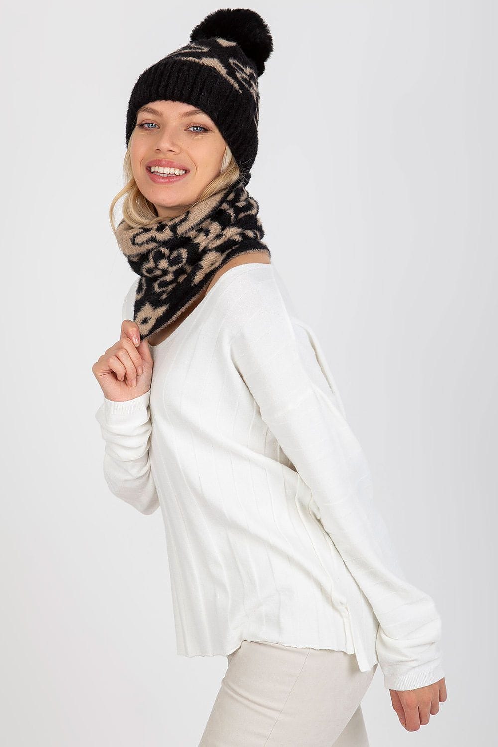 Elegant Women’s Patterned Knit Scarf - ShalayeFashion