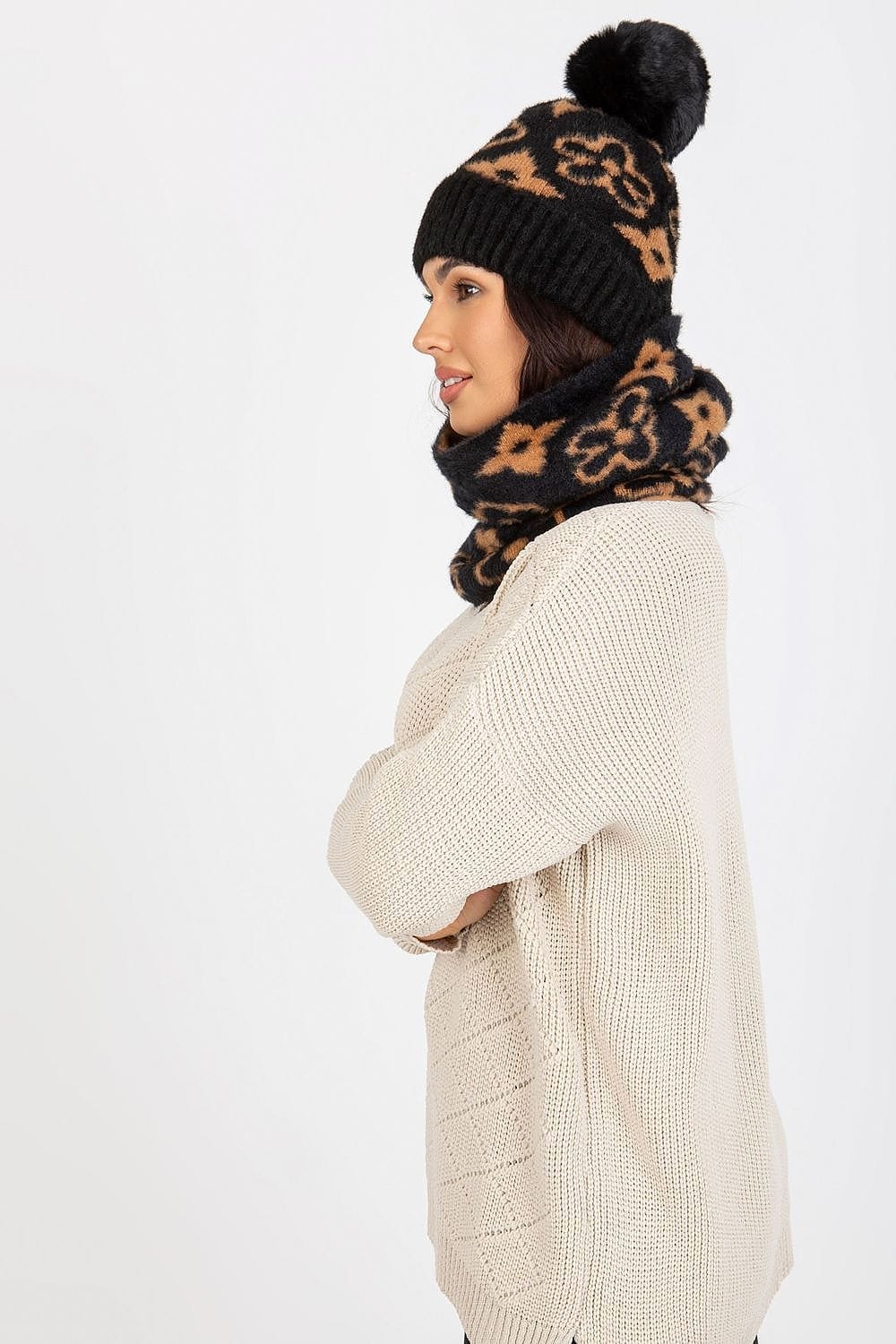 Elegant Women’s Patterned Knit Scarf - ShalayeFashion