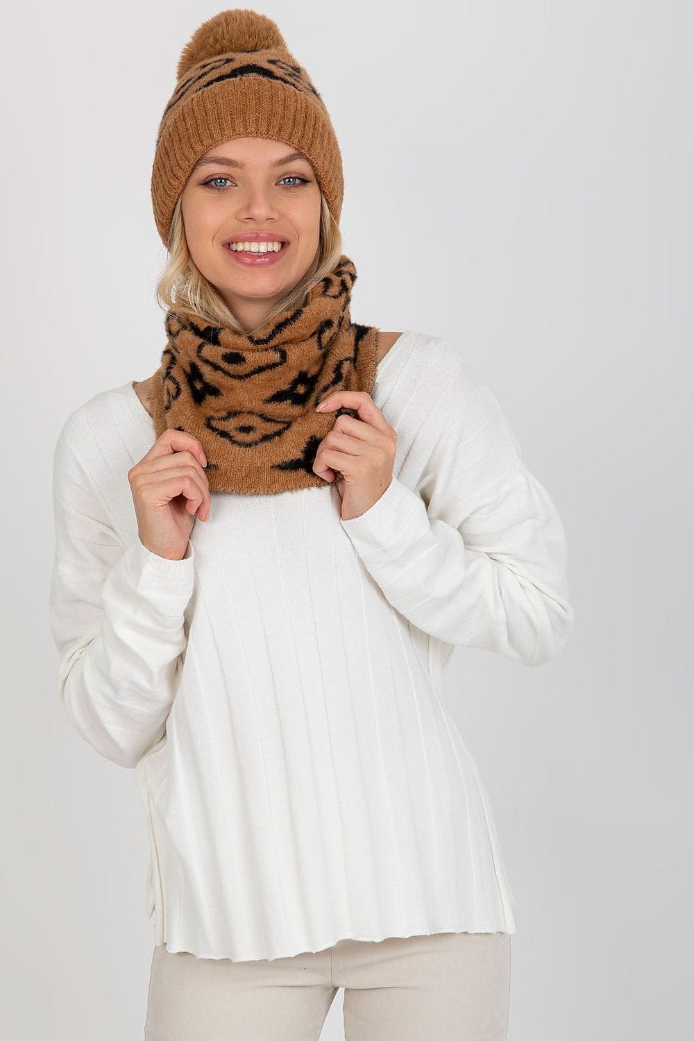 Elegant Women’s Patterned Knit Scarf - ShalayeFashion