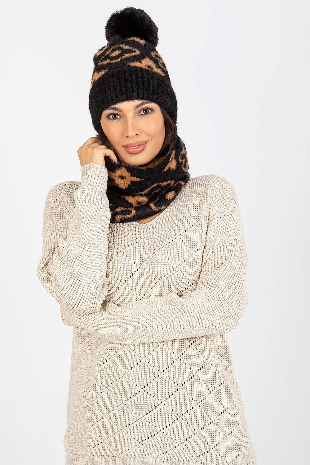 Elegant Women’s Patterned Knit Scarf - ShalayeFashion