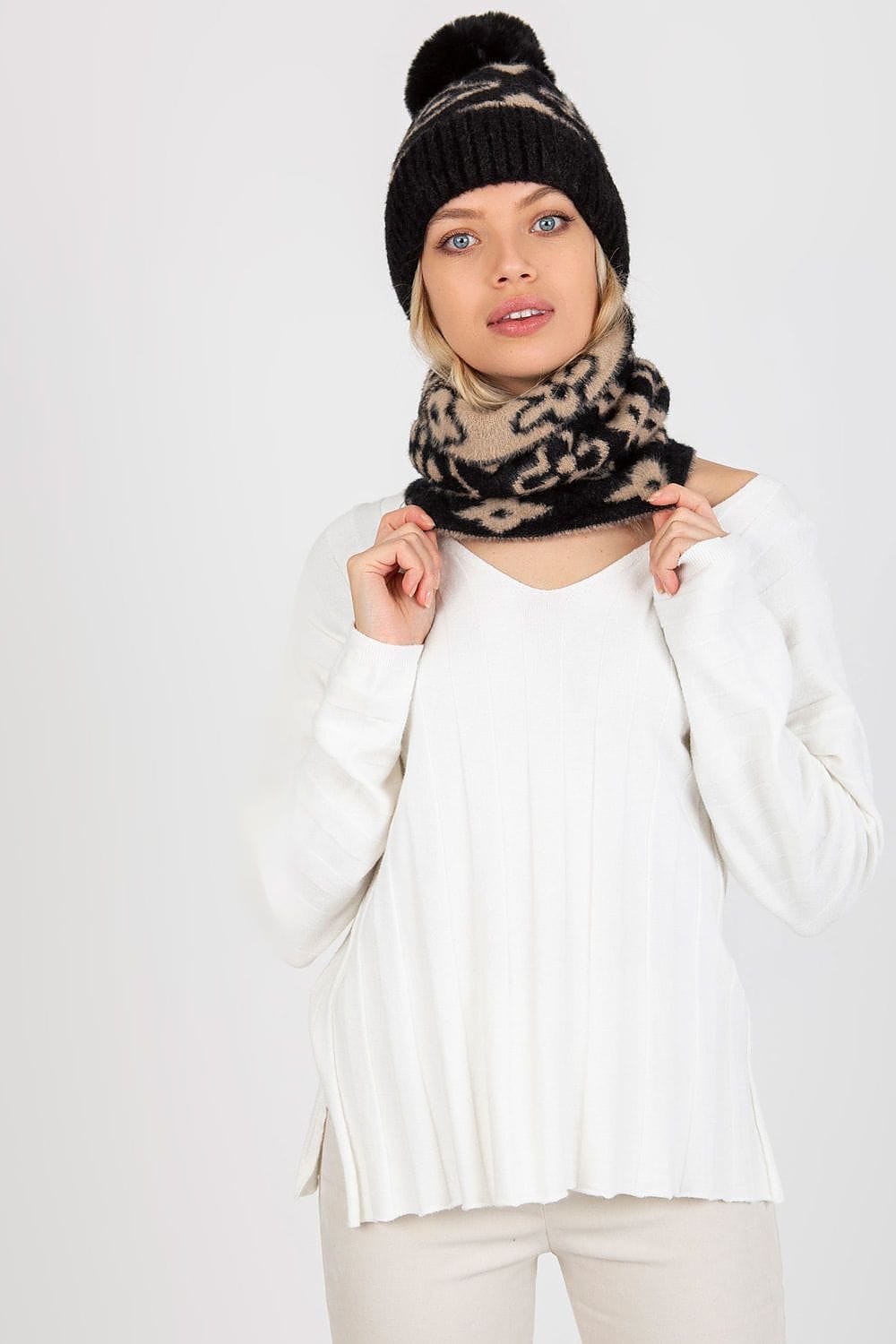 Elegant Women’s Patterned Knit Scarf - ShalayeFashion