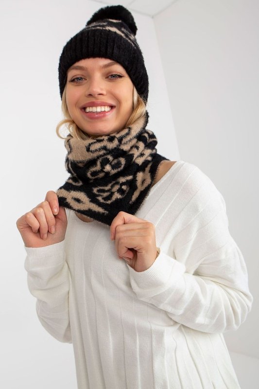 Elegant Women’s Patterned Knit Scarf - ShalayeFashion