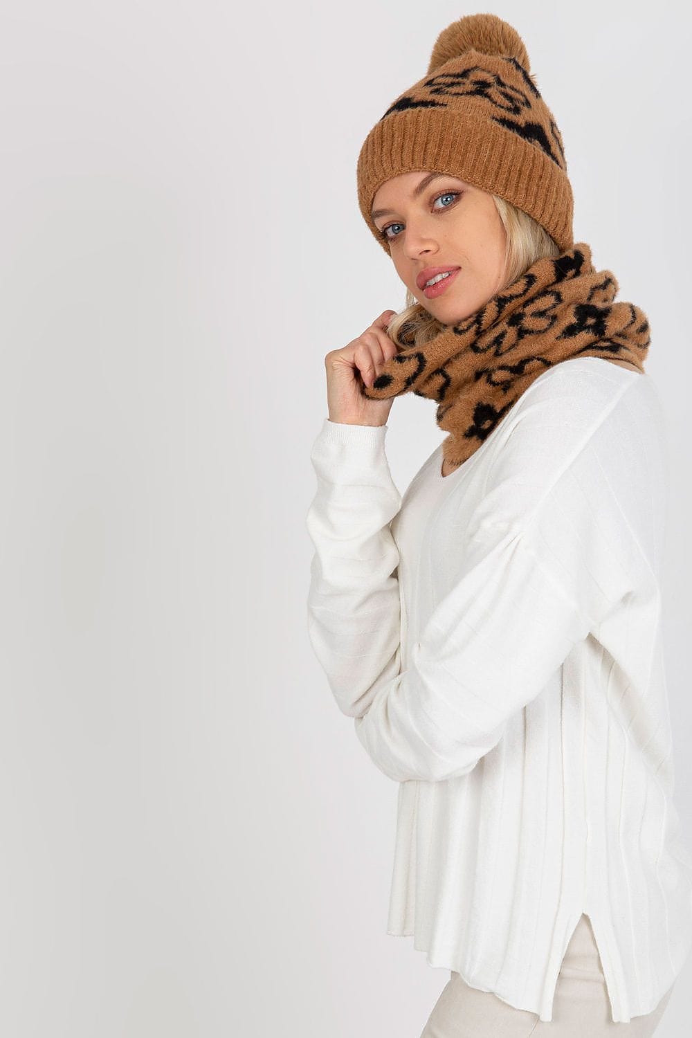 Elegant Women’s Patterned Knit Scarf - ShalayeFashion