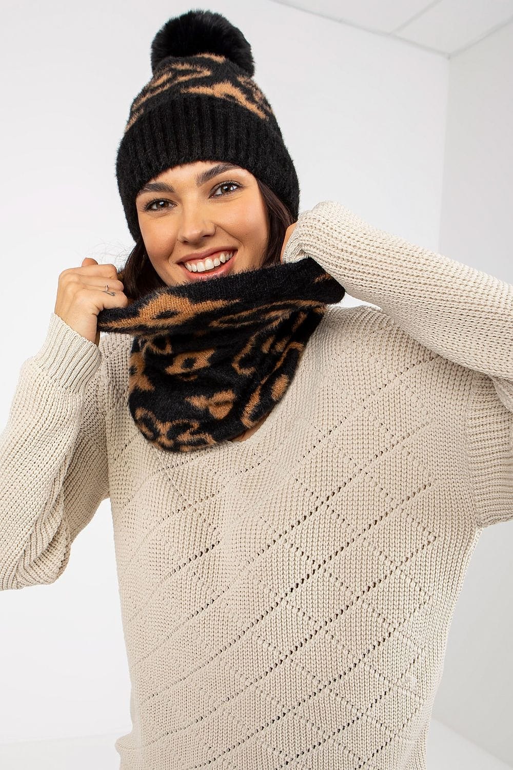 Elegant Women’s Patterned Knit Scarf - ShalayeFashion