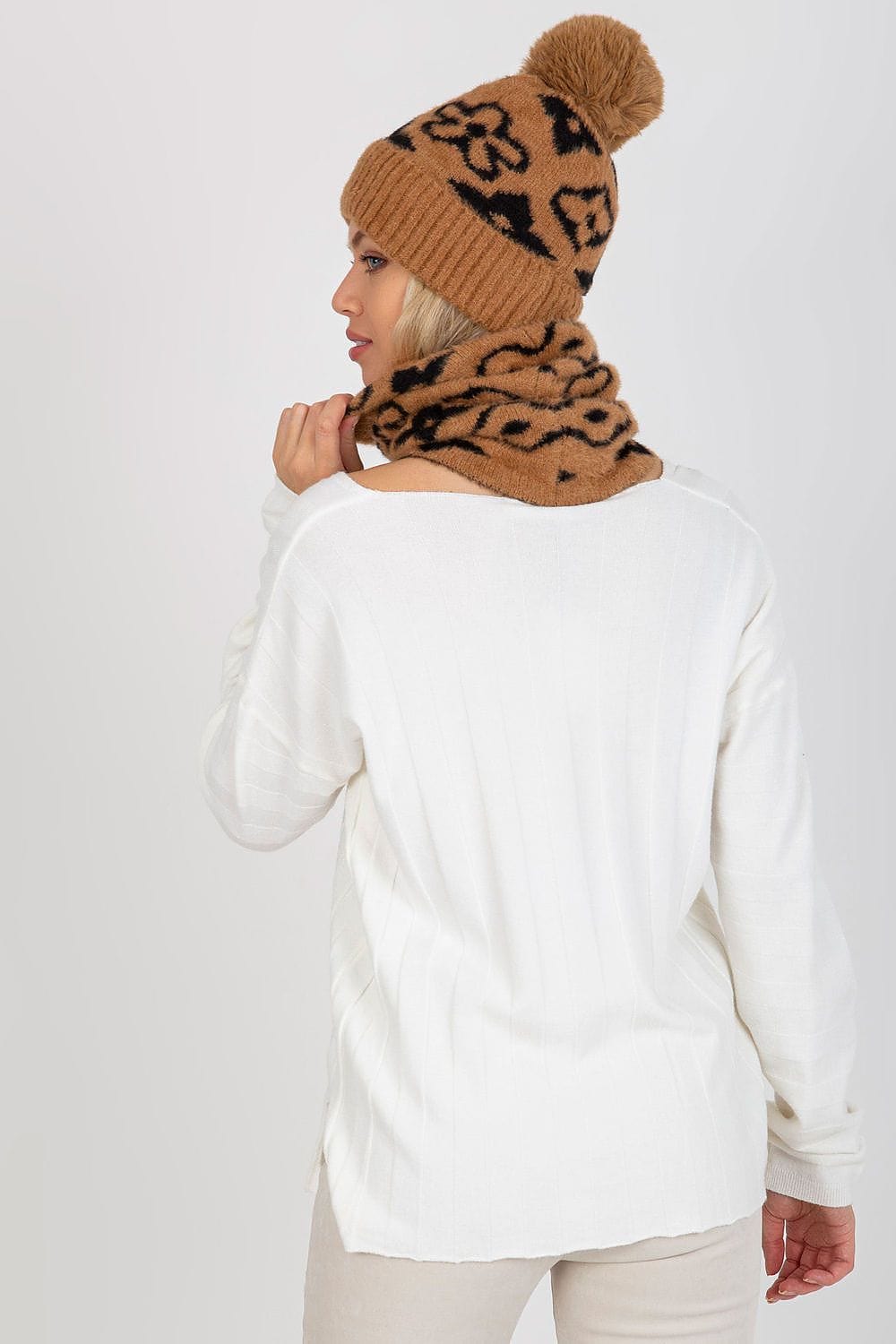 Elegant Women’s Patterned Knit Scarf - ShalayeFashion